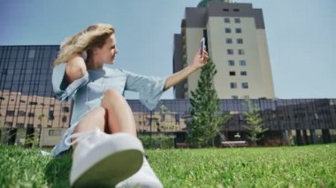 Cep telefonu ile kampüste kız öğrenci selfie mu.