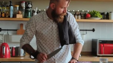Karizmatik erkek hipster mutfakta yemek.