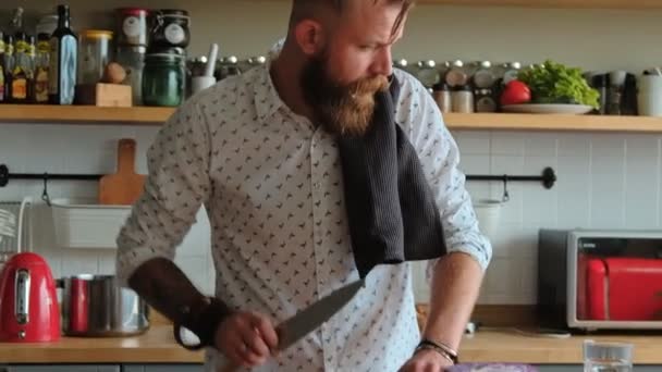 Carismático hipster masculino está cozinhando na cozinha . — Vídeo de Stock