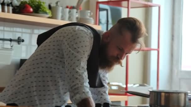 Nowoczesne hipster umiejętnie gotuje obiad i zapobiega Sałatka jarzynowa — Wideo stockowe