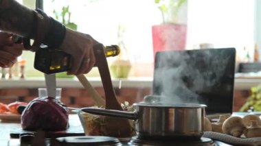Bir adam zeytinyağı sebze salatası yakın çekim dökülen. Güzel kokulu salata
