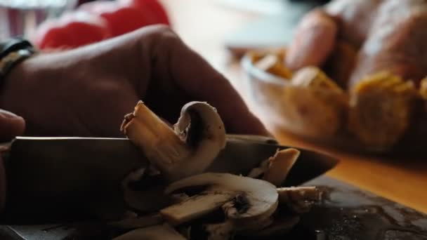 Färska champinjoner svamp på en skärbräda gjorda av ebenholts — Stockvideo