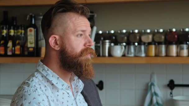 Retrato: hombre carismático con barba roja y bigote en la cocina — Vídeo de stock