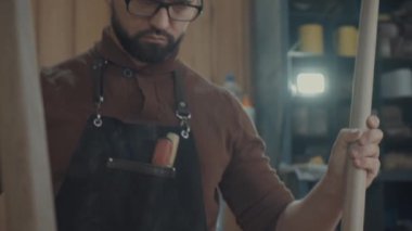 Marangoz atölyesinde iki adet tablo toplanır. DIY, craftman