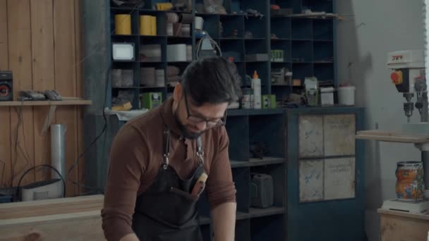 Mestre moderno em sua oficina. Homem moderno elegante na oficina . — Vídeo de Stock