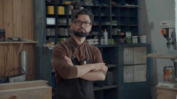 Retrato Homem Morena Com Óculos Barba Avental Trabalho Com Ferramentas — Vídeo de Stock