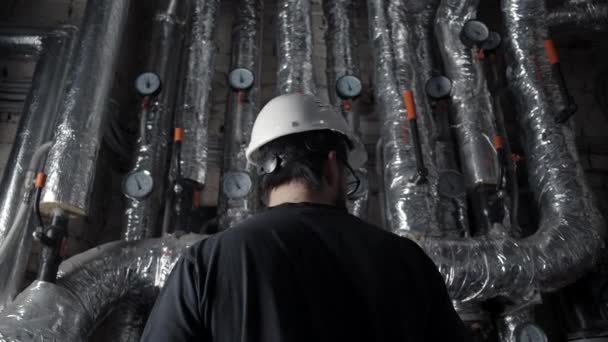 Homem Capacete Branco Fica Costas Para Câmera Frente Tubo Com — Vídeo de Stock