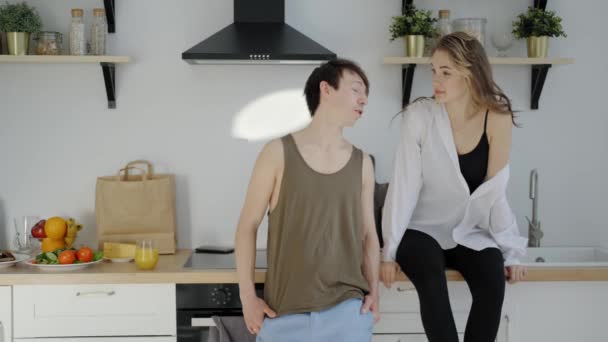 Jovem beleza casal caucasiano conversando na cozinha da manhã — Vídeo de Stock