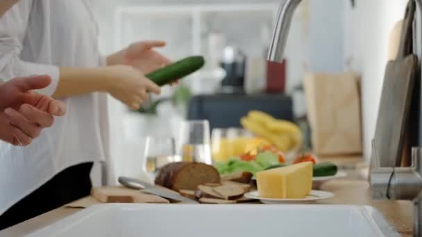 Le mani maschili stanno lavando una mela sotto un rubinetto da un rubinetto dell'acqua — Video Stock