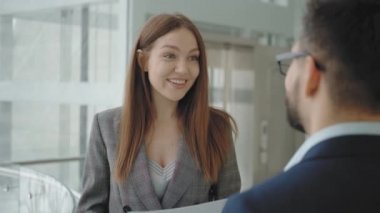 Takım elbiseli güzel iş kadını bir meslektaşıyla iletişim kuruyor 