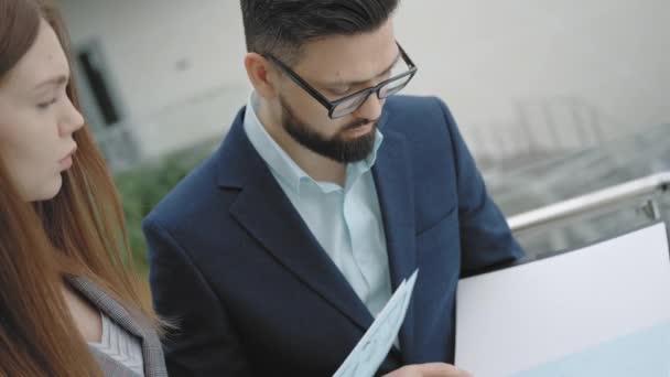 Business Meeting mannen en vrouwen: Bespreek en bestudeer documenten — Stockvideo