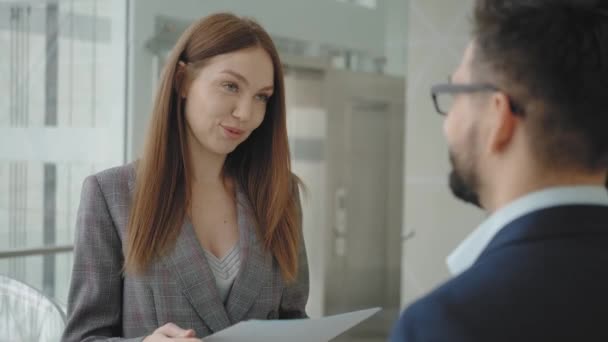 Mujer ambiciosa carrera en una reunión de negocios se comunica con un hombre — Vídeos de Stock