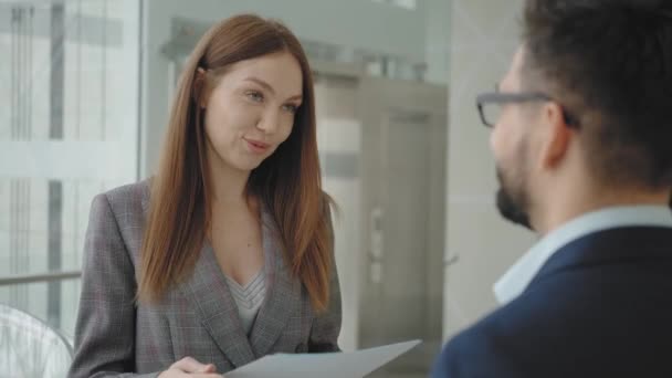 Ambitieuze carrièrevrouw tijdens een zakelijke bijeenkomst communiceert met een man — Stockvideo