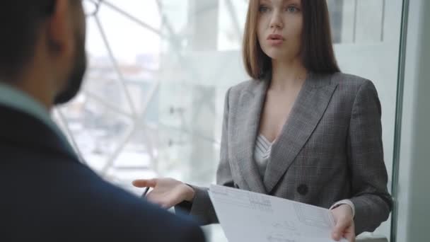 Üzleti nő kommunikál partner, mosolyog, kezében egy dokumentumot. — Stock videók