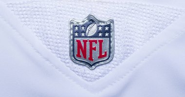 21 Şubat 2024 Öcala, Florida NFL National Football League markasının logosu beyaz arka planda izole edilmiş. Tüm takımlardaki formalarda görüldüğü gibi rozet.