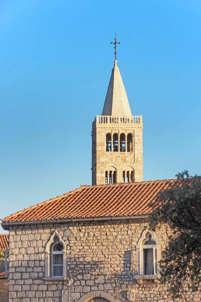 St Mary's kilise çan kulesinde Rab, Hırvatistan eski şehir ile