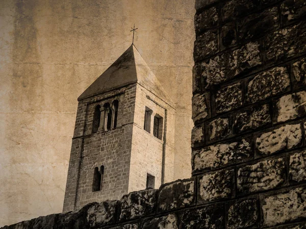 Открытка Колокольни Андреевской Церкви Рабе Хорватия Сепии — стоковое фото