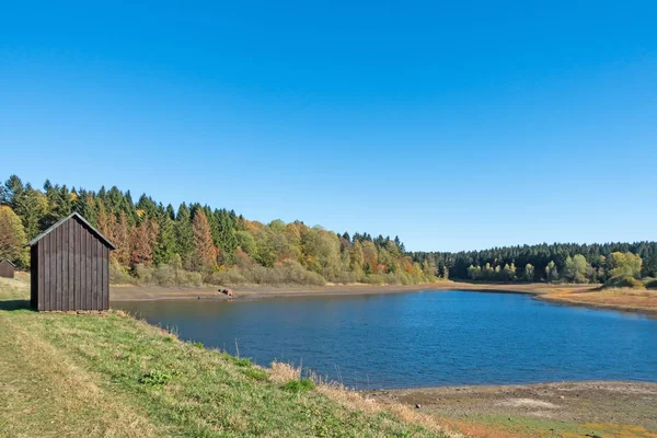 湖夏の乾燥のための低水位でドイツのハルツ山地の Mittlerer Pfauenteich — ストック写真