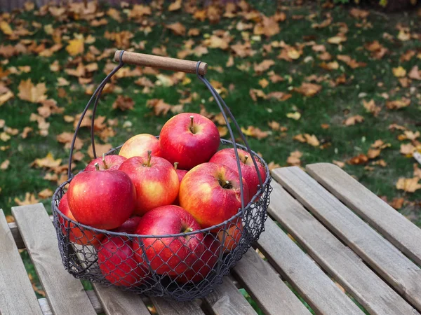 Panier Avec Pommes Sur Une Table Bois — Photo