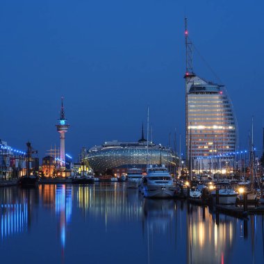 Bremerhaven, Kuzey Almanya, Ağustos 2018 yılında mavi saatte Cityscape