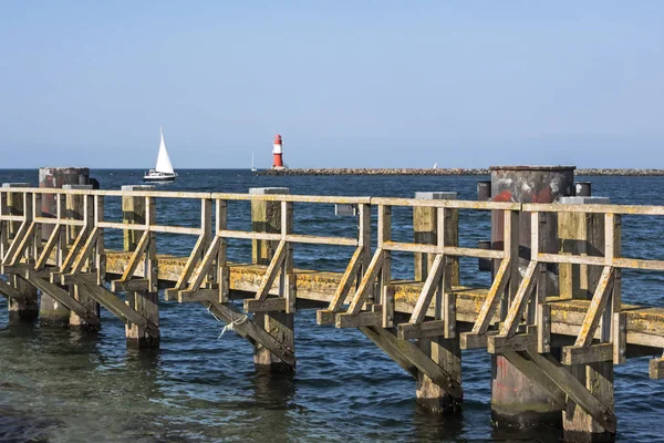Östersjön Med Träbrygga Fyr Och Segelfartyg Vid Rostock Warnemuende Tyskland — Stockfoto