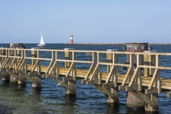 Mer Baltique Avec Jetée Bois Phare Voilier Rostock Warnemuende Allemagne — Photo