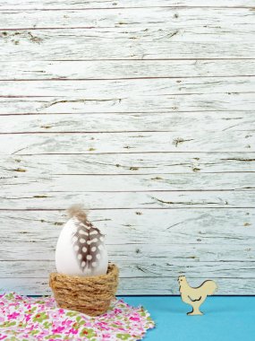 Paskalya Paskalya yumurtası ve mavi ahşap önünde izole horoz arka plan