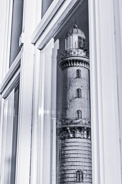 Spiegelung Des Alten Leuchtturms Von Rostock Warnemünde Einem Fensterglas Monochrom — Stockfoto