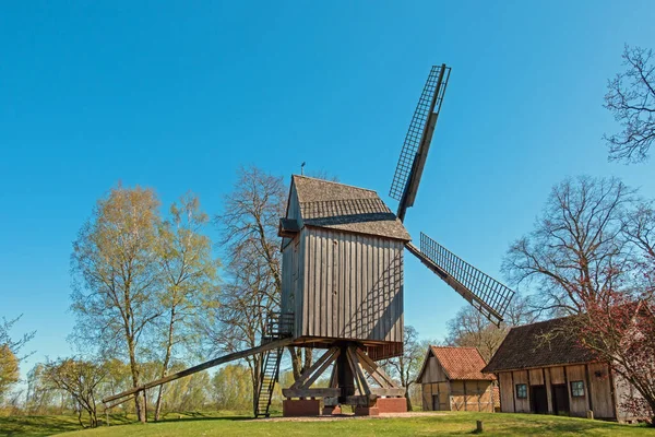 ドイツのニーダーザクセン州にある木造風車 — ストック写真