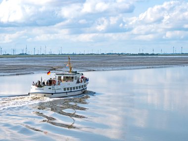 Toenning / Holstein-Almanya - 2019 / 08 / 03: Toenning yakınlarındaki Eider nehri üzerindeki yolcu gemisi