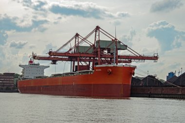 Hamburg / Almanya - 2019 / 09 / 08: Bulk carrier Melodia Almanya 'nın Hamburg limanında yer aldı