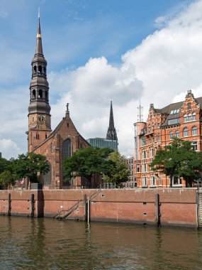 Hamburg / Almanya - 2019 / 09 / 08: Almanya 'nın Hamburg kentindeki Luteryan St. Catharine Kilisesi