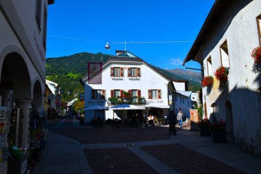 Avusturya 'nın Doğu Tyrol kentindeki eski Lienz kasabasında sokaklar ve binalar