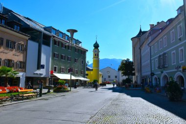 Avusturya 'nın Lienz kentindeki Hauptplatz Meydanı' ndan Antoniuskirche.