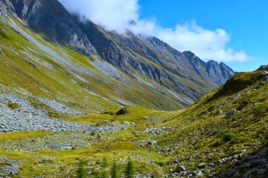 Hintereggengraben Vadisi 'nin manzarası Reisseck grubundaki dağları haykırıyor ve Orta Doğu Alplerindeki Ankogel grubu Carinthia, Avusturya