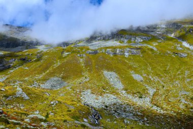 Hintereggengraben 'in yukarısındaki dağlık yamaçlar, Reisseck grubunda sis ve Orta Doğu Alplerinde Ankogel grubu, Carinthia, Avusturya