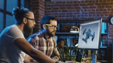 Video oyunu grafik üzerinde coworking erkekler