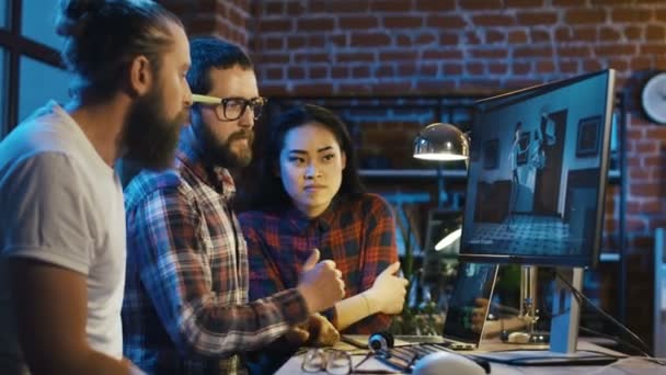 Hombres creando dibujos animados en la computadora — Vídeos de Stock