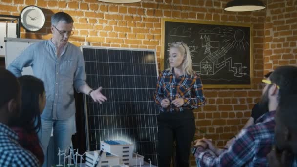 Personnes collaborant à un projet de fabrication alternative 