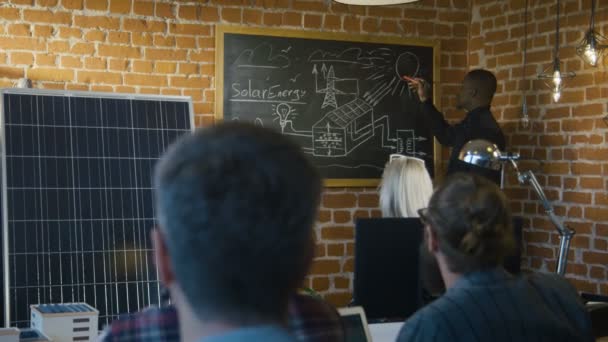 Schwarzer präsentiert moderne Solarbatterie — Stockvideo