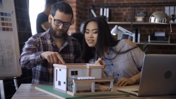 Rozmanité kolegové vytváření futuristický dům — Stock video