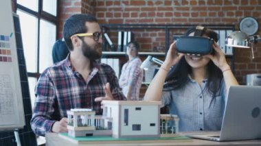 Ev oluşturulurken VR kullanarak çeşitli iş arkadaşları