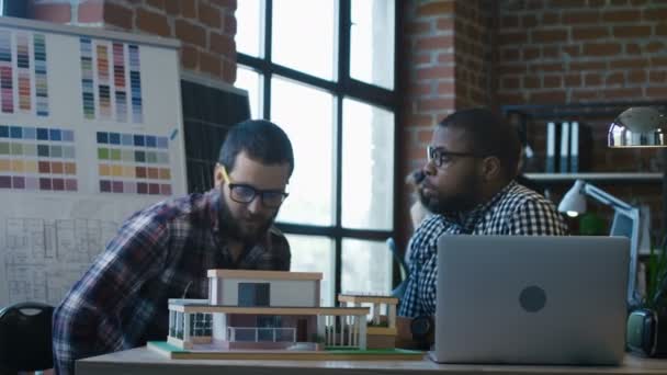 Hombres colaborando en un nuevo proyecto de casa — Vídeos de Stock