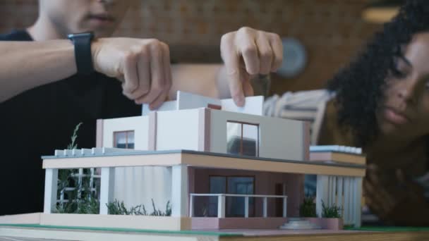 Compañeros de trabajo creando casa futurista moderna — Vídeo de stock