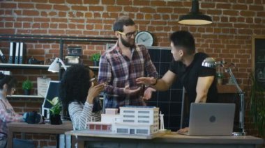 Alternatif enerji kaynakları sunan adam