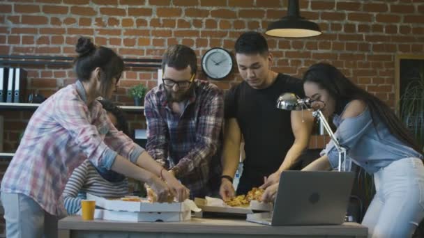 Kollegor i office äta pizza tillsammans — Stockvideo