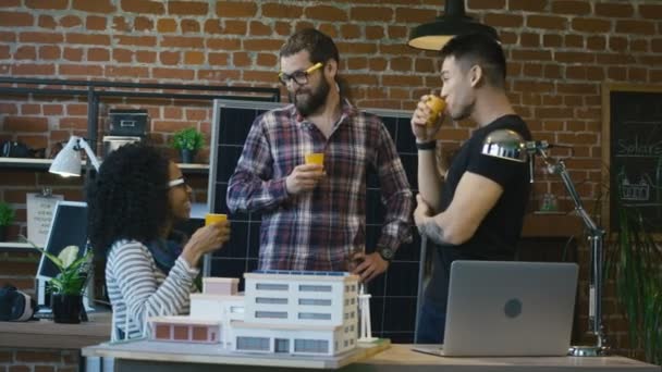 Kolegové v kanceláři jíst dohromady — Stock video