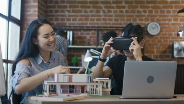 Man verkennen van 3D-huis model in bril — Stockvideo