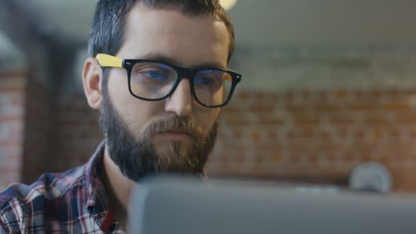 Hombre barbudo enfocado usando computadora — Vídeos de Stock