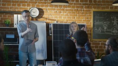 İnsanlar alternatif üretim proje üzerinde işbirliği yapma